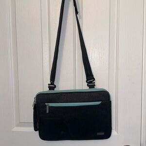 Laptop carrying case
